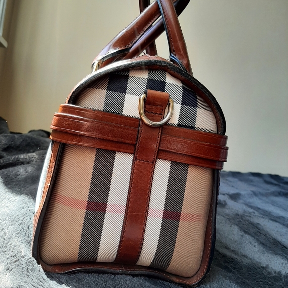 COPY - Vintage Burberry Cube Crossbody Handbag - Picture 4 of 17